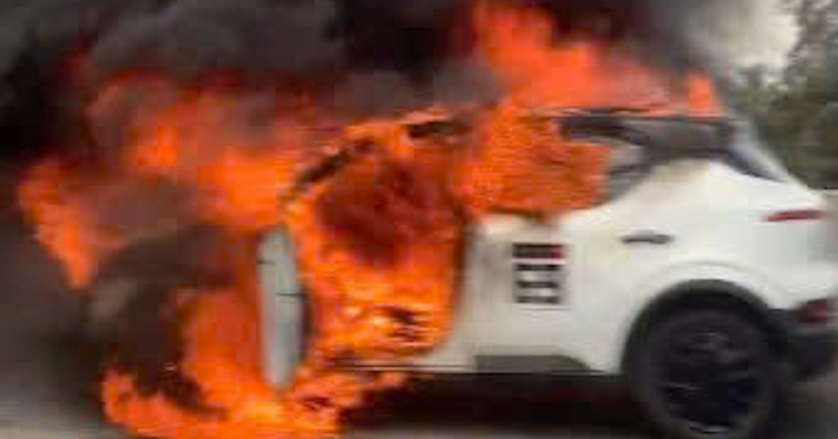 Ô tô 5 chỗ cháy rụi trên cao tốc TPHCM - Trung Lương, ùn tắc nhiều km