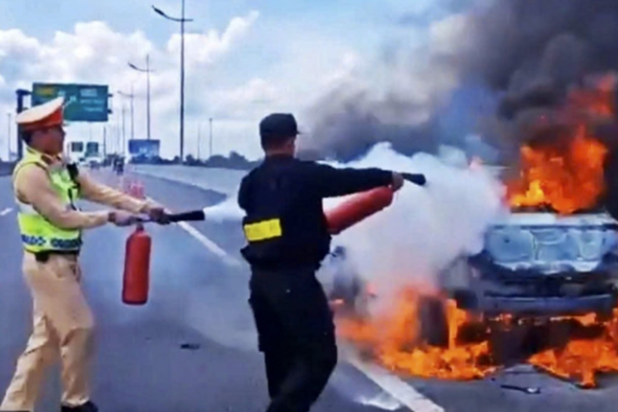 Ô tô 5 chỗ cháy rụi trên cao tốc TPHCM - Trung Lương, ùn tắc nhiều km