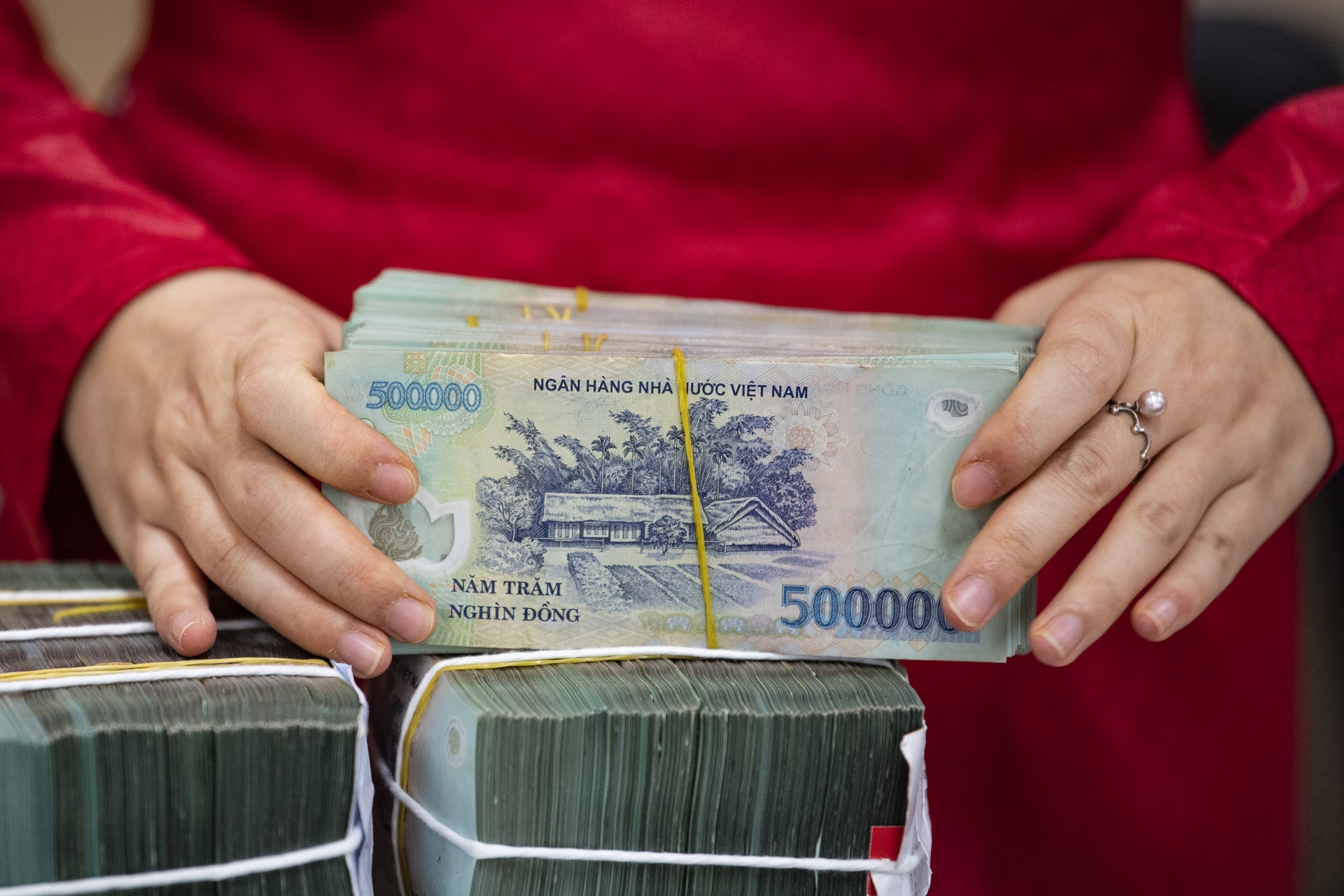 Ông lão 71 tuổi đến ngân hàng rút 7 tỷ đồng, nhân viên ngân hàng lập tức thấy chuyện bất thường