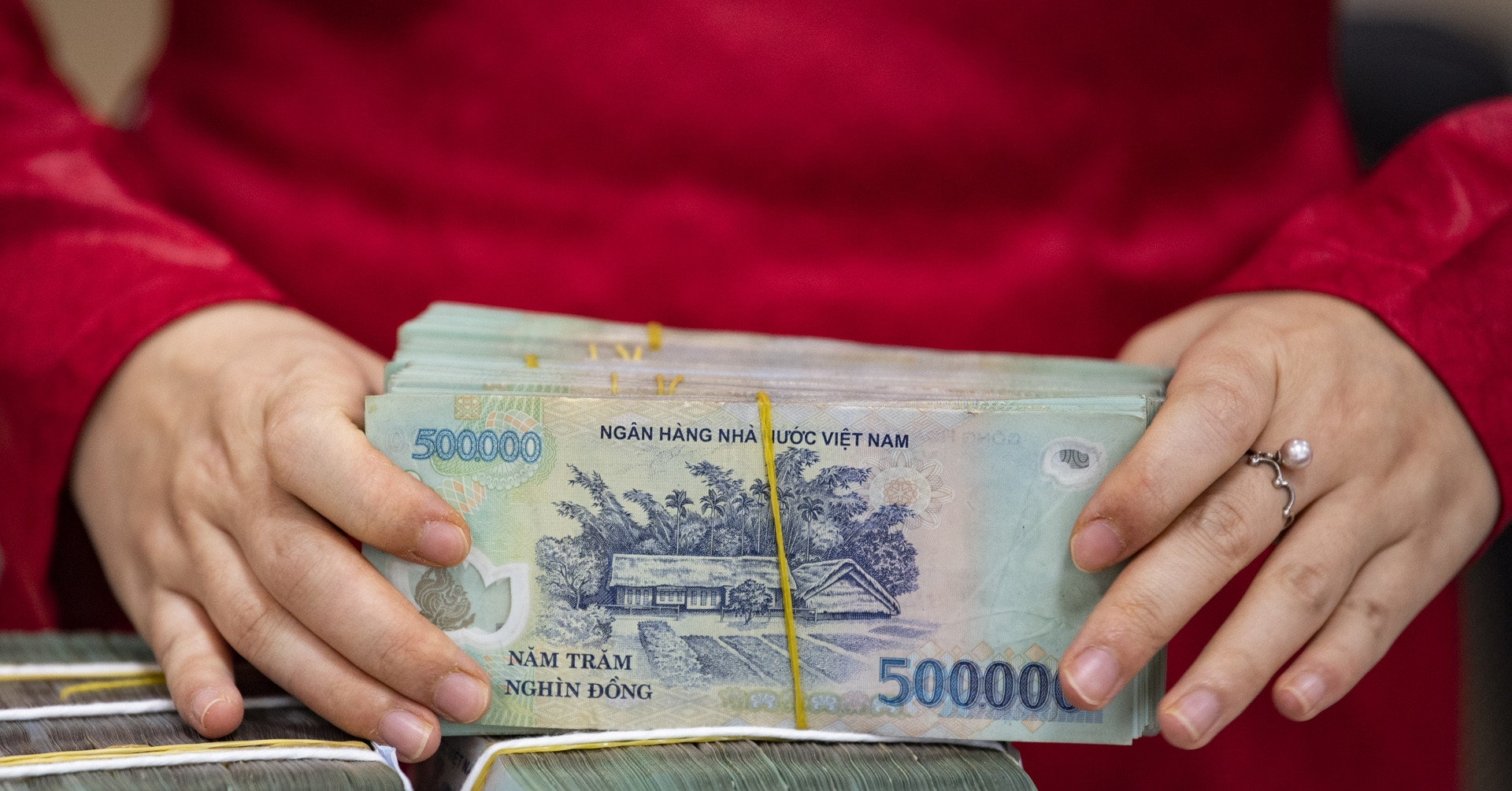 Ông lão 71 đến ngân hàng rút 7 tỷ đồng, nhân vi...