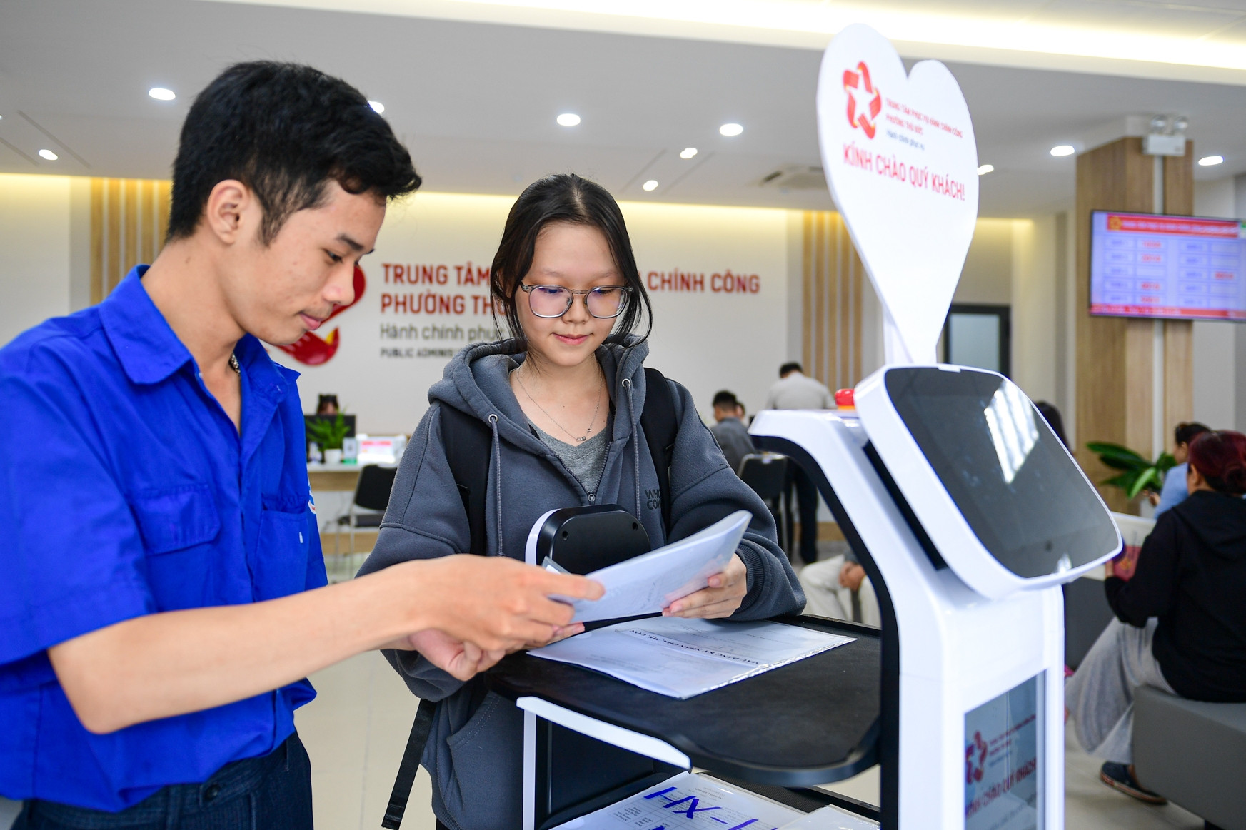 Robot mang nước và hồ sơ cho khách làm thủ tục hành chính