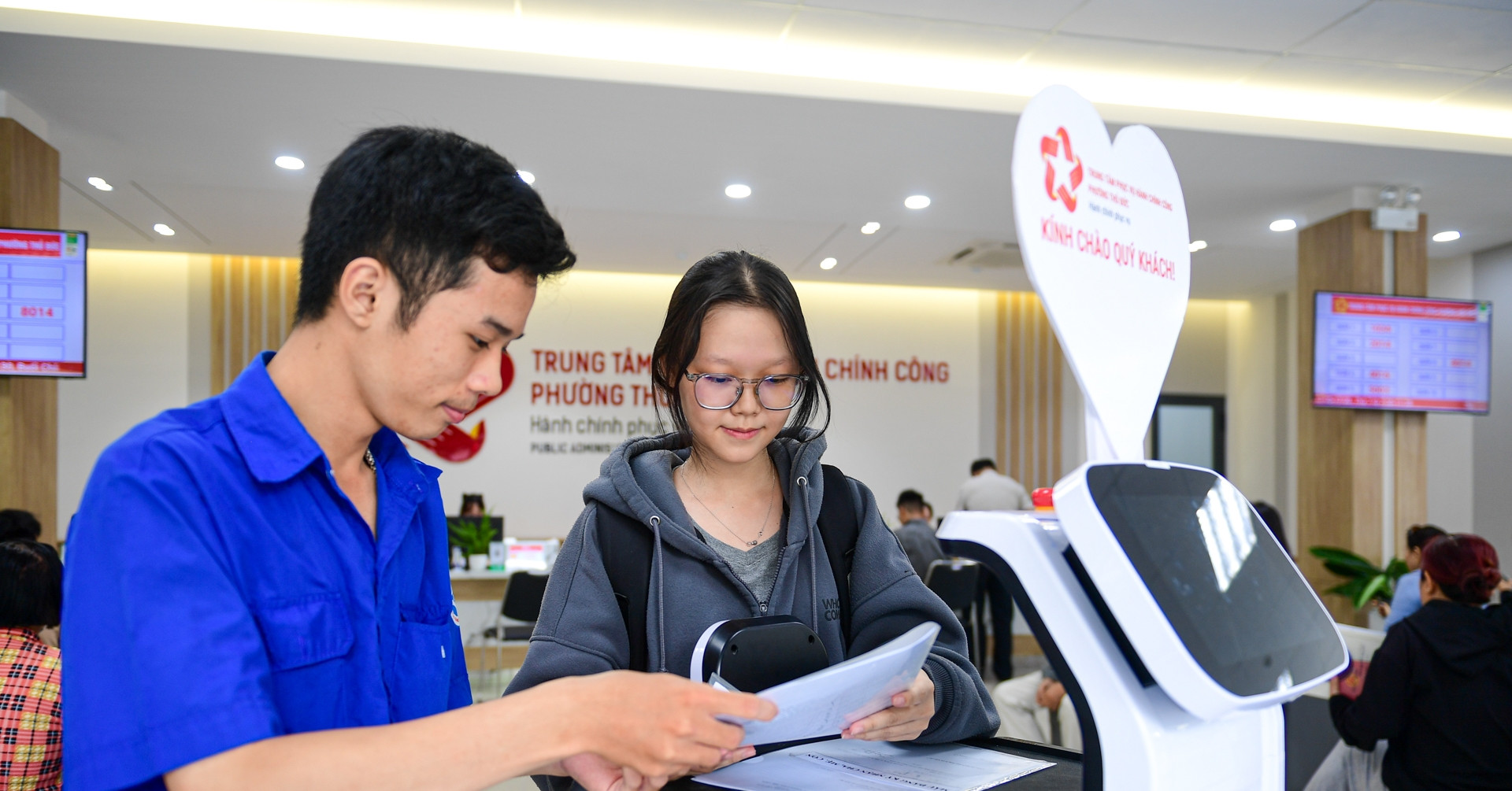 Robot mang nước và hồ sơ cho khách làm thủ tục hành chính