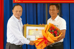 trao bang khen