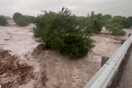 Video nước lũ ở Texas dâng cao hơn 6 mét chỉ trong nửa giờ