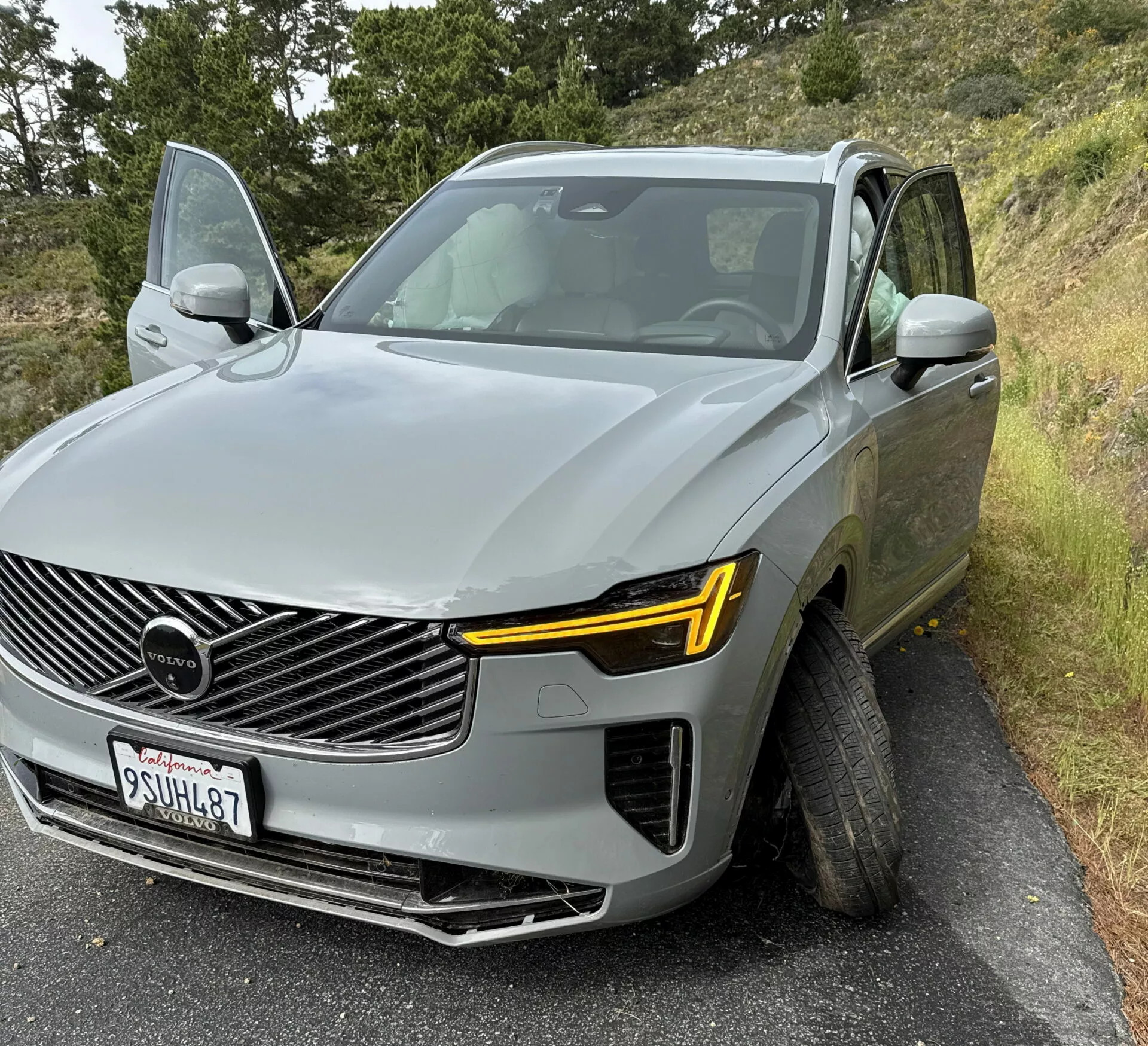 Volvo XC90 bi tan nan sau khi mat phanh.webp