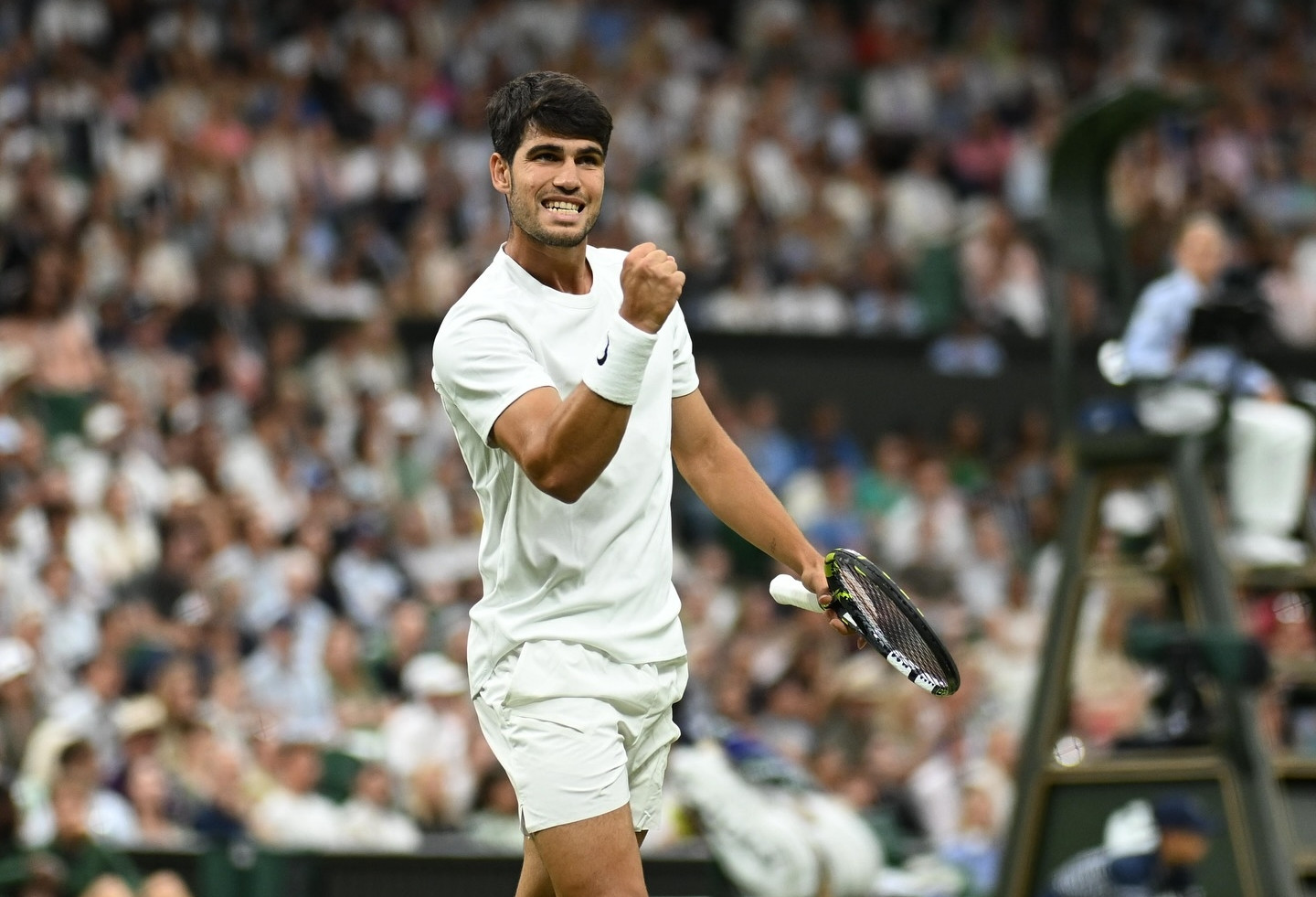 Alcaraz 'thổi bay' Rublev, đoạt vé tứ kết Wimbledon 2025
