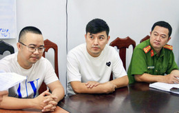 Anh Rystaev Ilgis (áo trắng ngồi giữa) người nước ngoài thất lạc tài sản.jpg