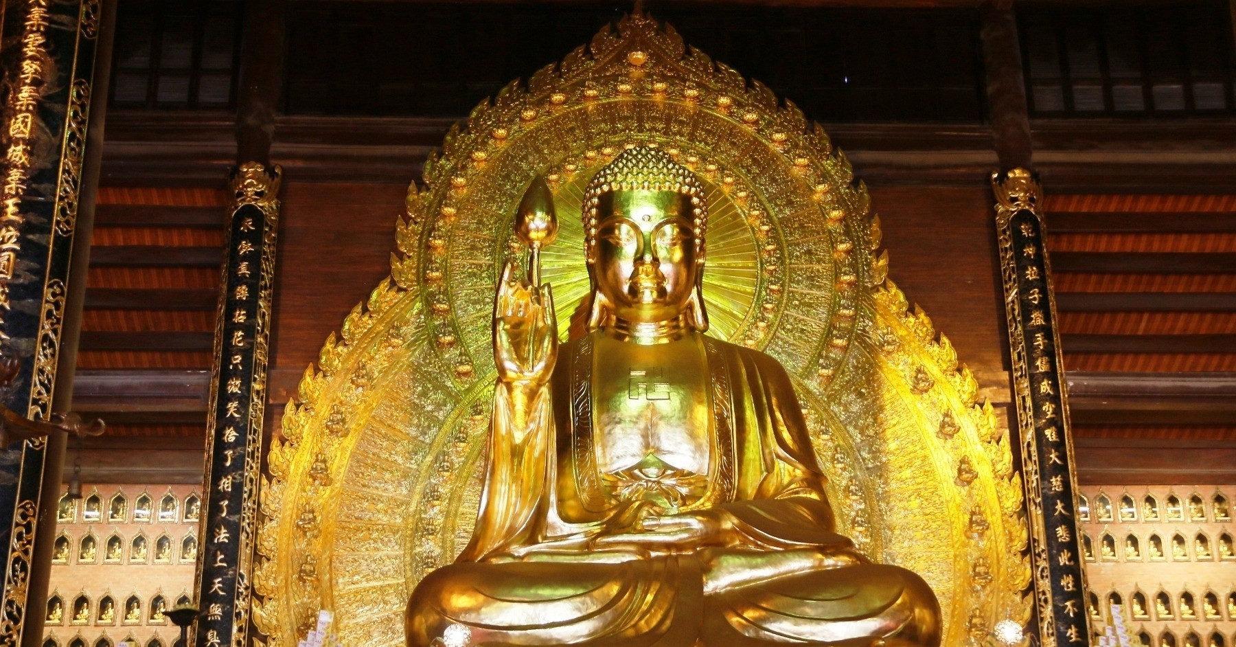 TỌA LẠC GIỮA NÚI ĐÁ VÀ HỒ NƯỚC LÀ QUẦN THỂ CHÙA BÁI ĐÍNH RỘNG LỚN MANG VẺ ĐẸP TRANG NGHIÊM