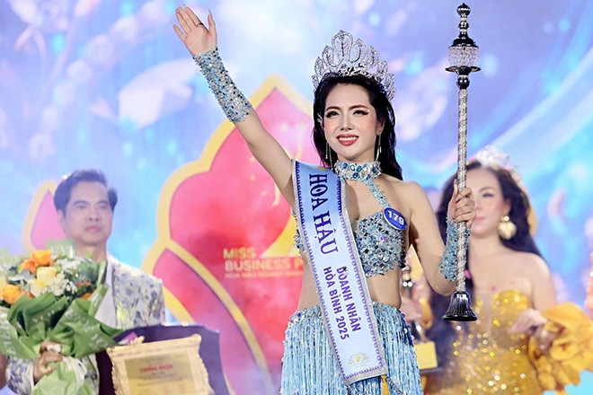 Ca sĩ Ngọc Sơn trao vương miện hoa hậu cho nữ giám đốc 37 tuổi