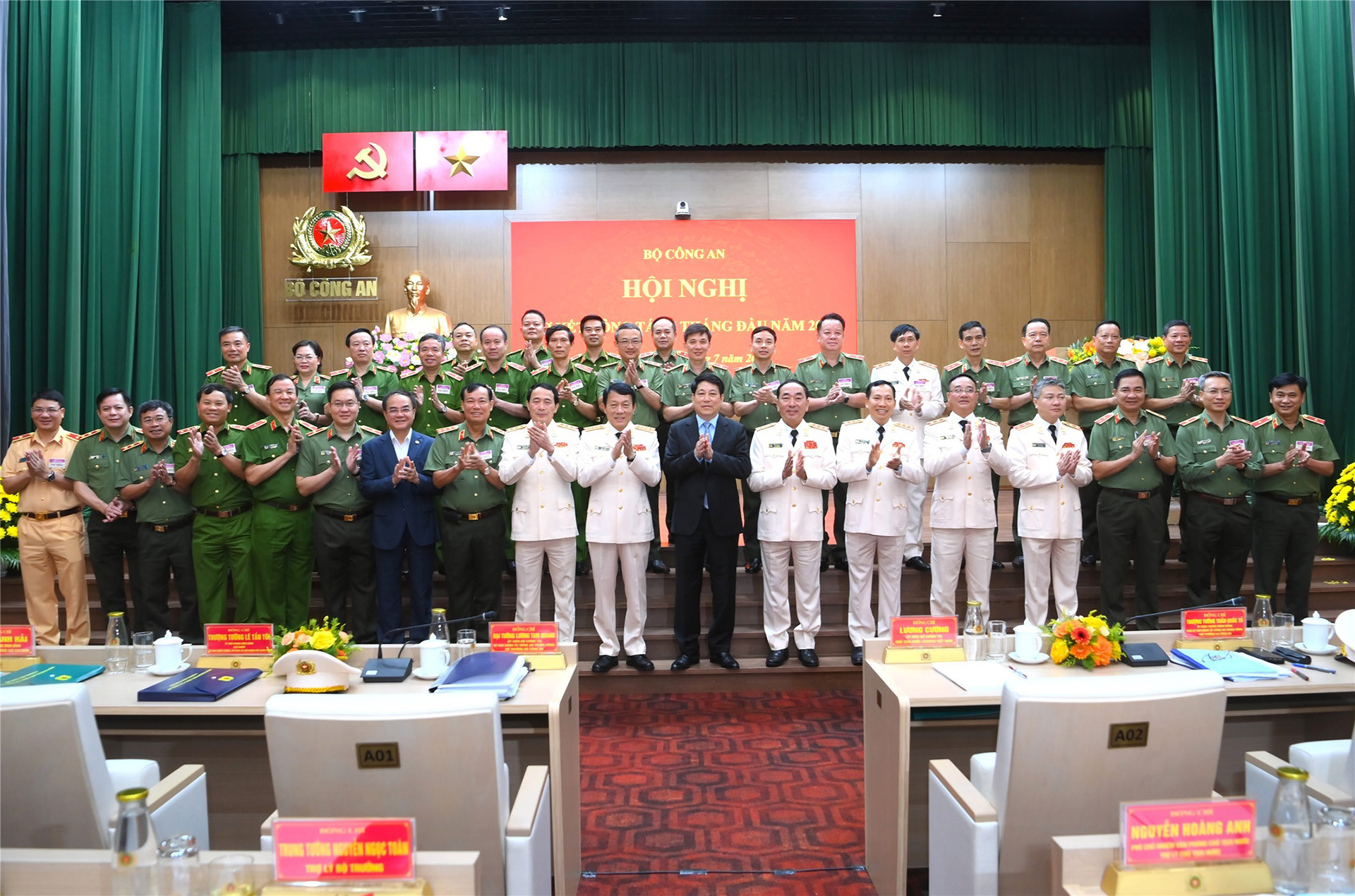 Chủ tịch nước Lương Cường cùng các đại biểu.jpg