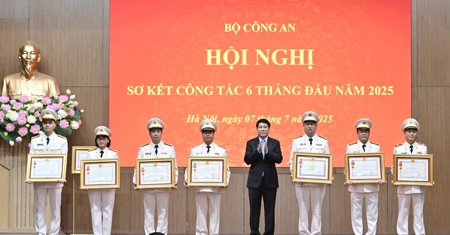Chủ tịch nước trao huân chương tặng Bộ Công an ...