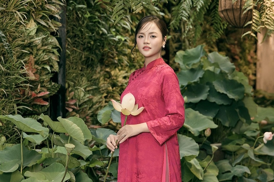 Diễn viên Thu Quỳnh, Thanh Hương xinh đẹp bên hoa sen