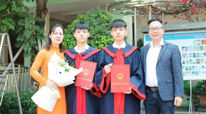 Hai anh em cung bo me.jpg
