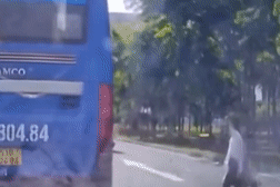 Hành động nguy hiểm của tài xế xe buýt ở cửa ngõ TPHCM