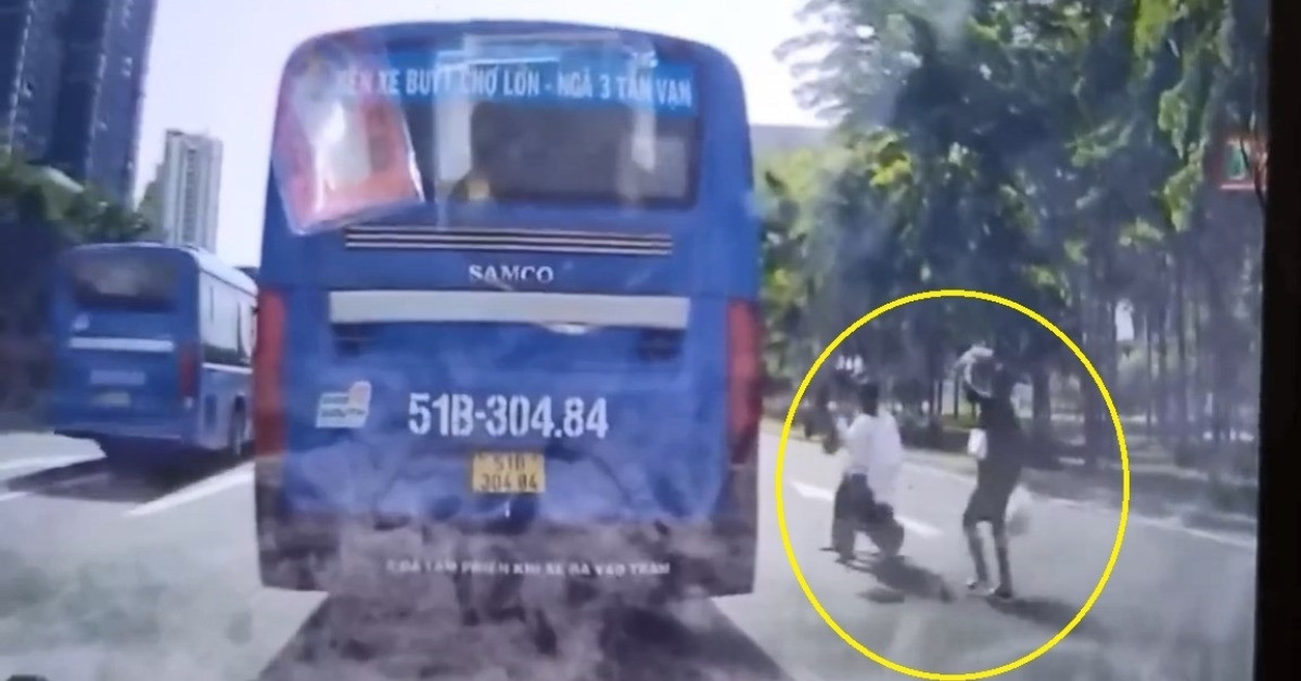 Hành động nguy hiểm của tài xế xe buýt ở cửa ngõ TPHCM