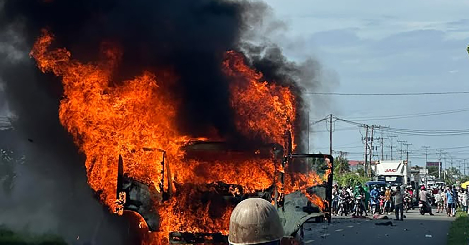 Hiện trường vụ tai nạn khiến 2 vợ chồng tử vong tại chỗ, xe tải cháy trơ khung