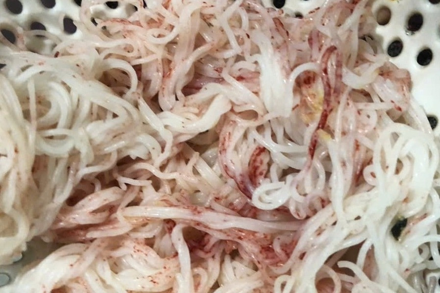 Hộ dân lo lắng khi bún mua từ hàng quen chuyển thành màu đỏ