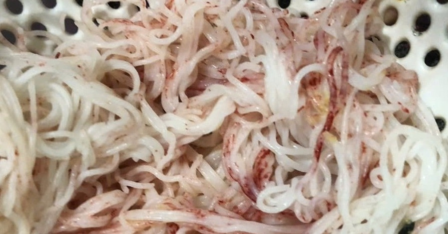 Hộ dân lo lắng khi bún mua từ hàng quen chuyển thành màu đỏ