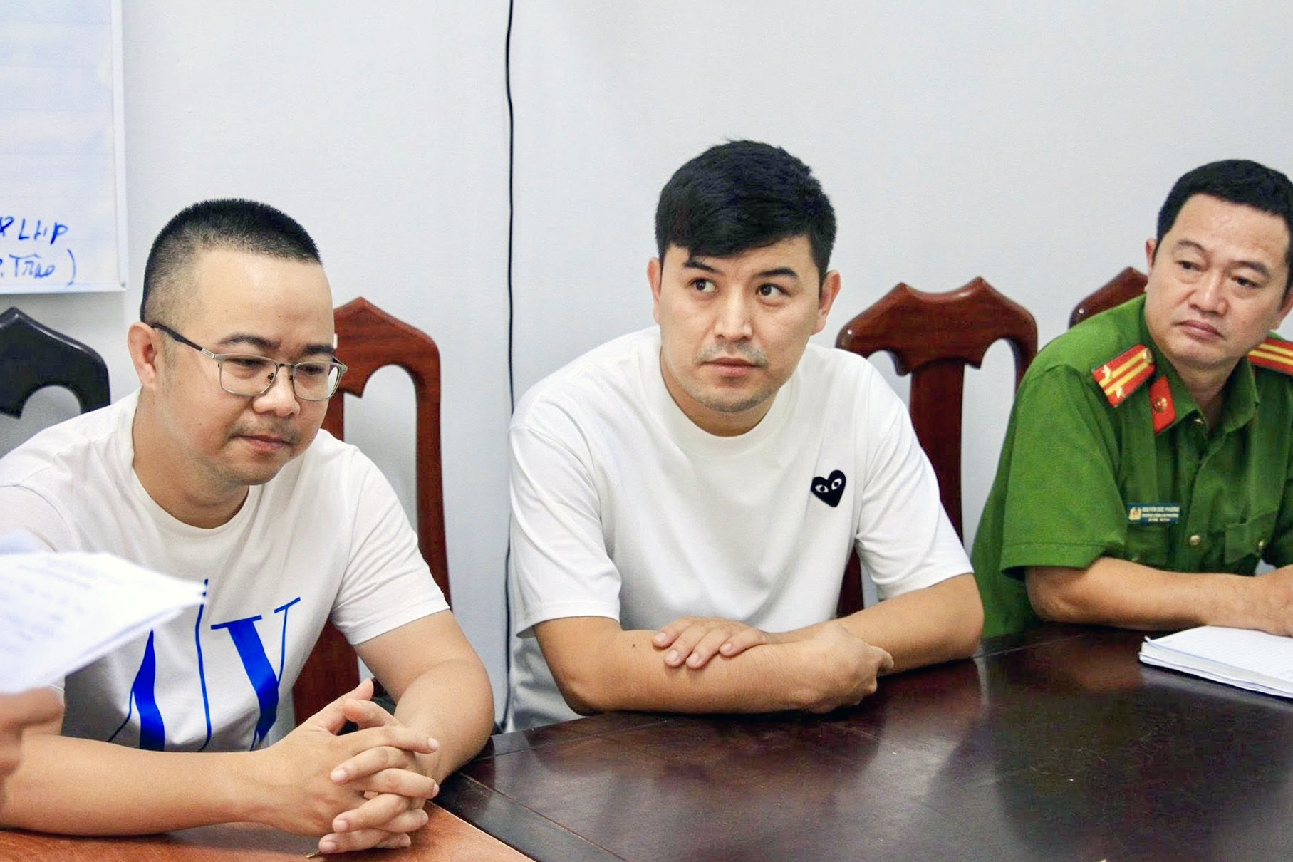 Nam du khách nước ngoài mừng rỡ khi nhận lại gần 80 triệu đồng đánh rơi