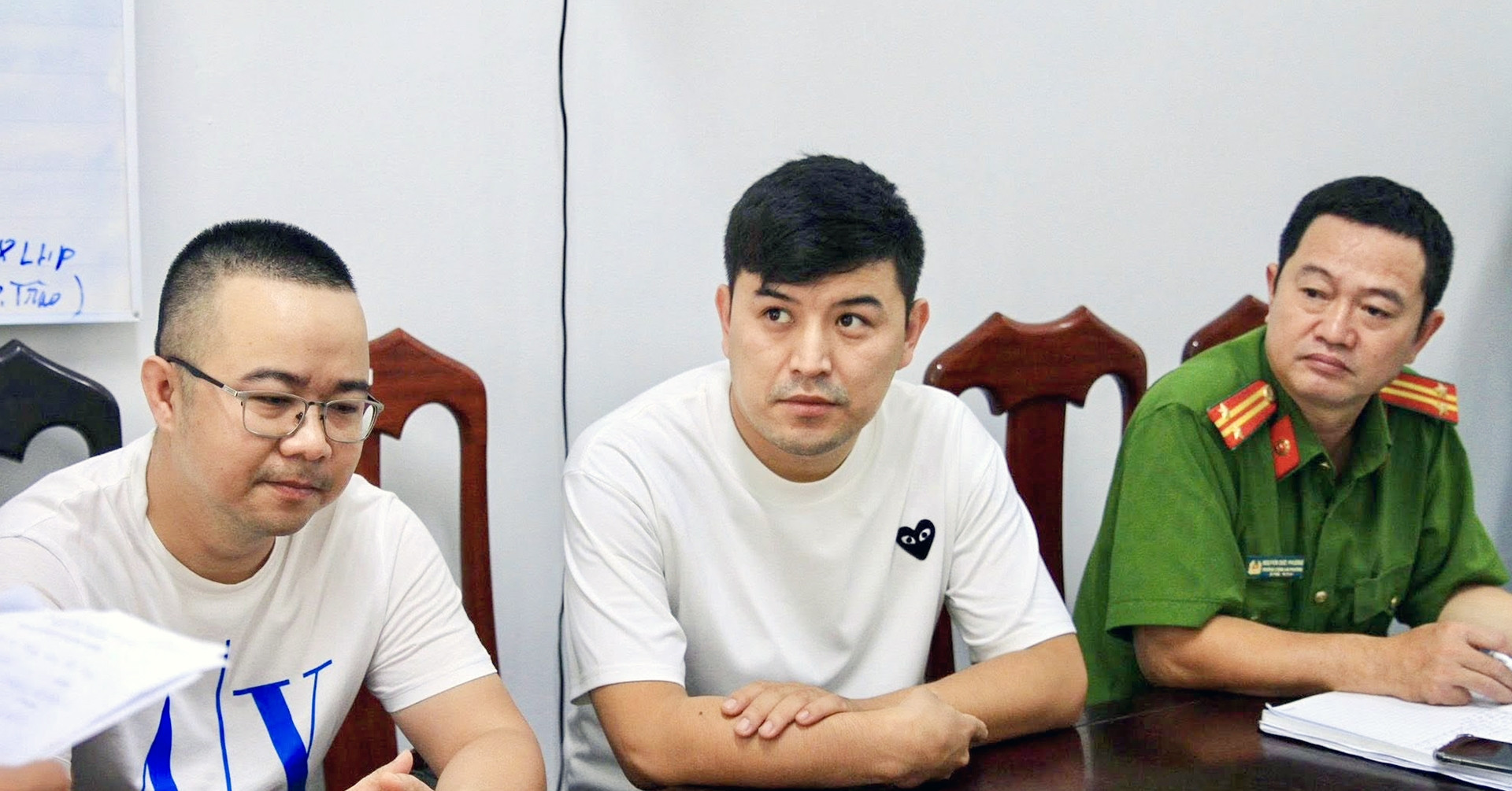 Nam du khách nước ngoài mừng rỡ khi nhận lại gần 80 triệu đồng đánh rơi