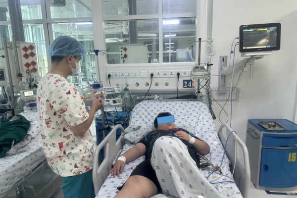 Nặng gấp đôi các bạn cùng trang lứa, bé trai nguy kịch sau vài ngày sốt