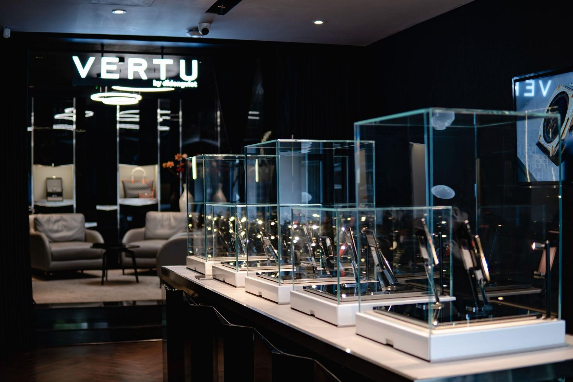 Vertu ra mắt điện thoại gập từ đá cẩm thạch