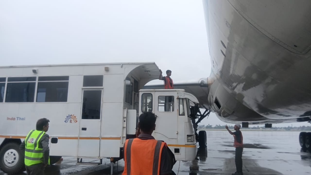 Xe cứu thương chuyên dụng tiếp cận và máy bay Vietnam Airlines để chuyển khách.jpg