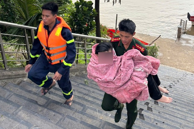 Cảnh sát ở Hà Nội huy động ca nô cứu nữ sinh viên nhảy cầu Vĩnh Tuy