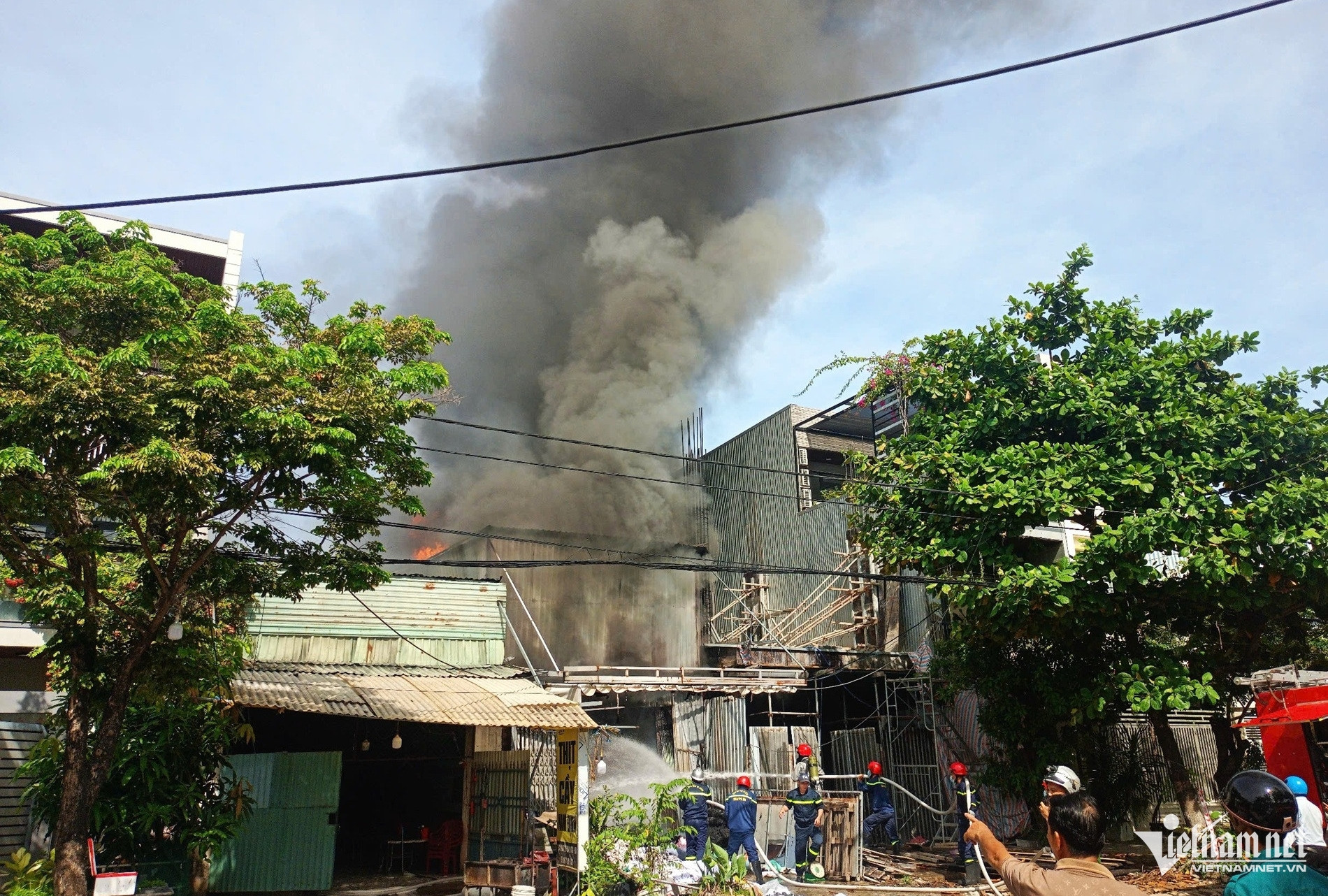 Bản tin trưa 8/7: Cháy kho chứa vải bị khóa kín, khói đen bốc cao hàng trăm mét