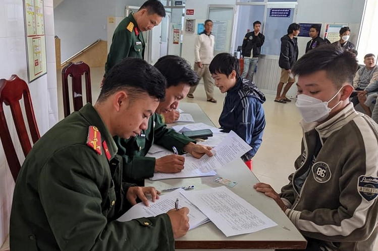 Bản tin sáng 8/7: Không gọi nhập ngũ công dân cận thị trên 1,5 diop