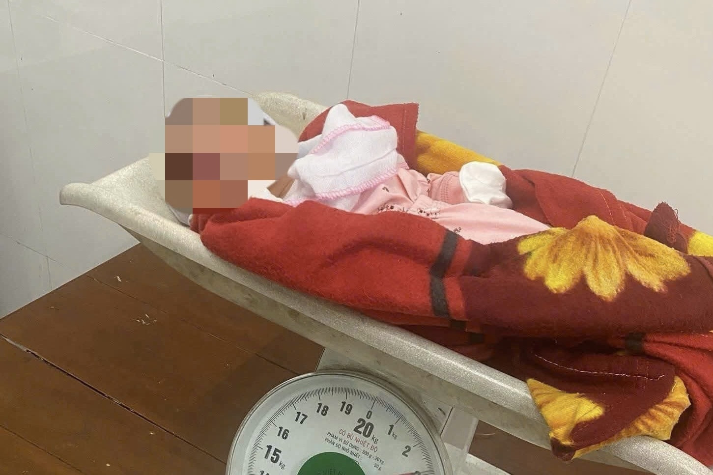 Bé gái 1 ngày tuổi bị bỏ rơi ở nhà văn hóa kèm bức thư viết tay
