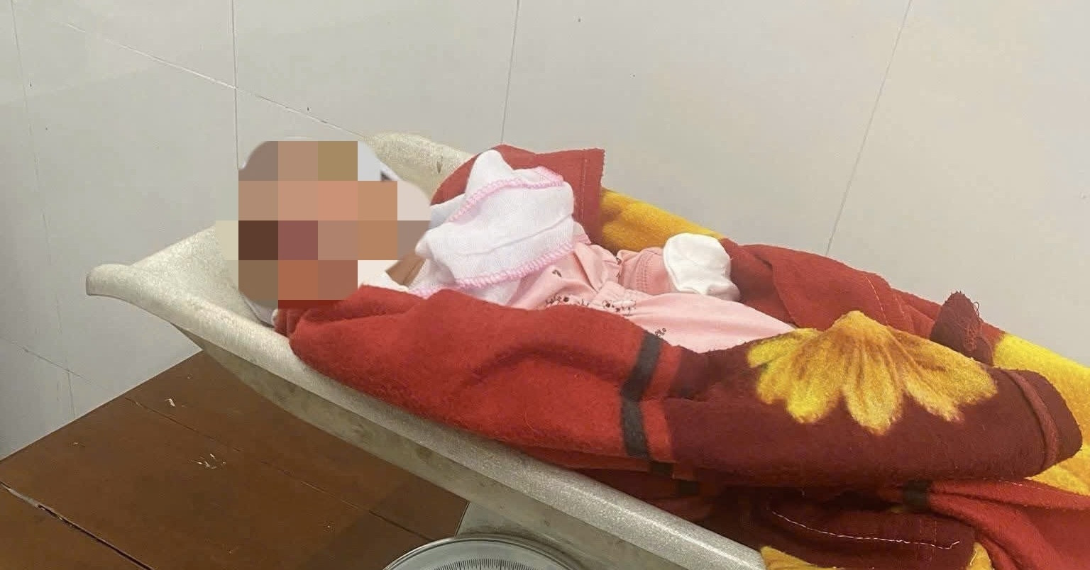 Bé gái 1 ngày tuổi bị bỏ rơi ở nhà văn hóa kèm bức thư viết tay