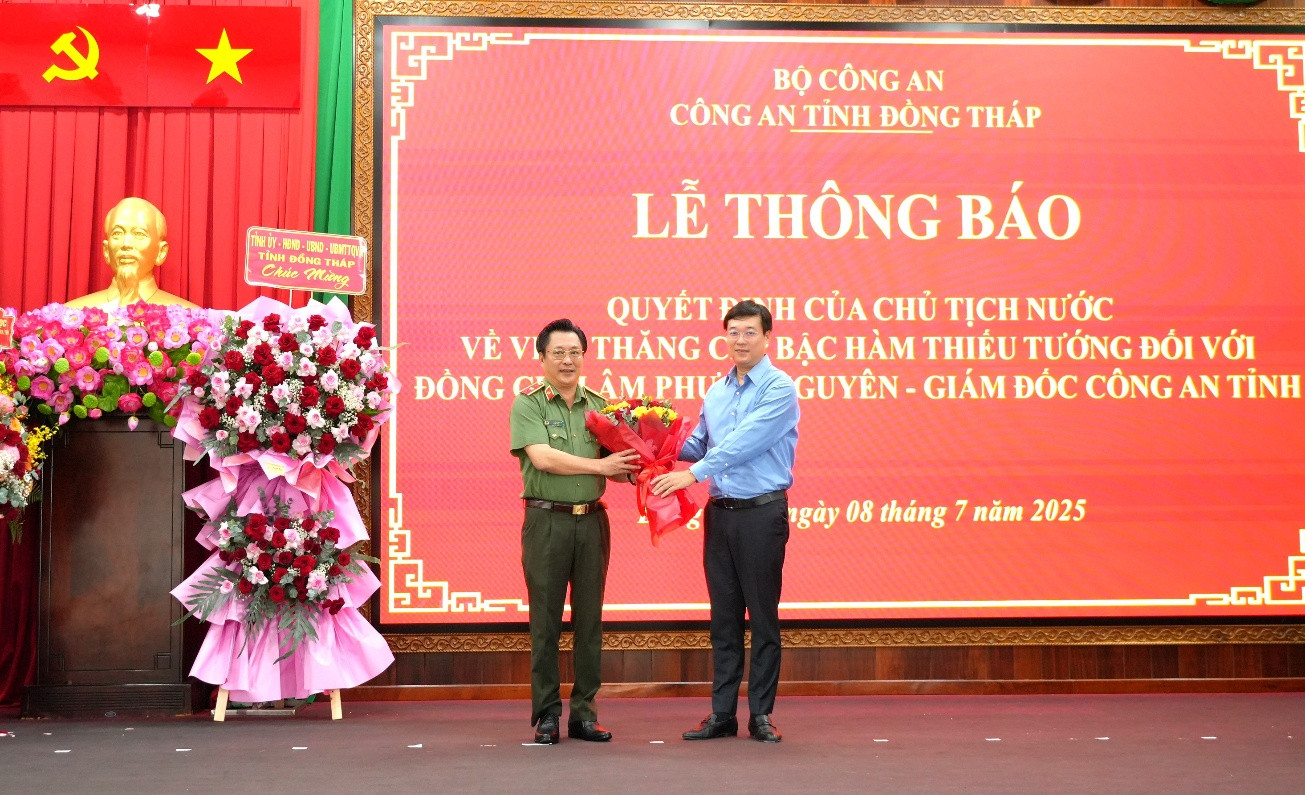 Bí thư ttặng hoa.jpg