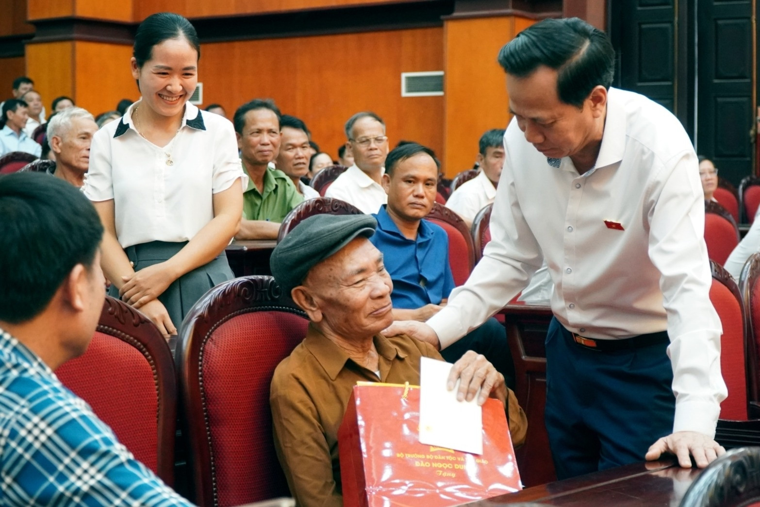 Bộ trưởng Đào Ngọc Dung trao 60 phần quà cho người nghèo, người có công