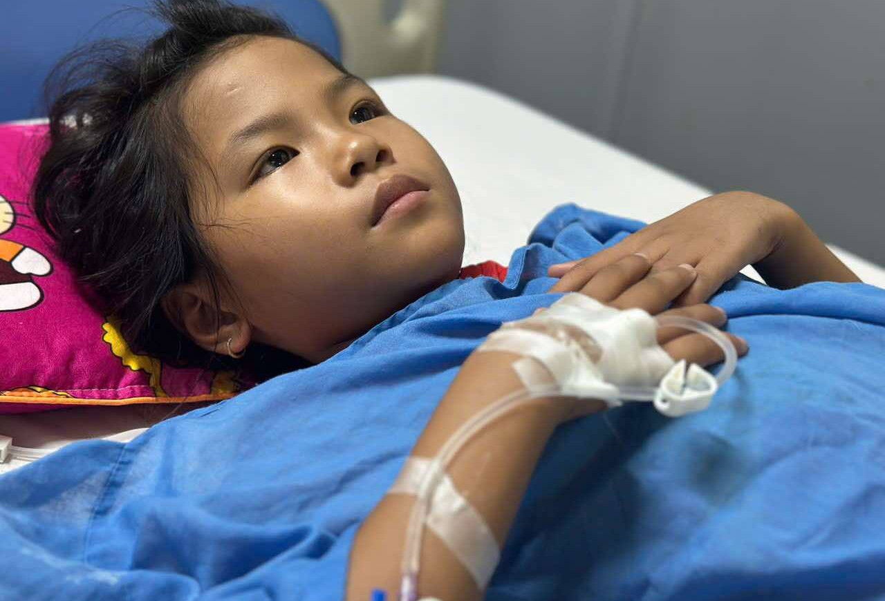 Cha mẹ nghèo bán cả đàn gà giống không đủ tiền cứu con bị u não