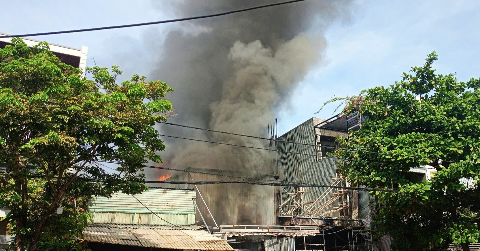 Cháy dữ dội tại kho chứa vải bị khóa kín, khói đen bốc cao hàng trăm mét