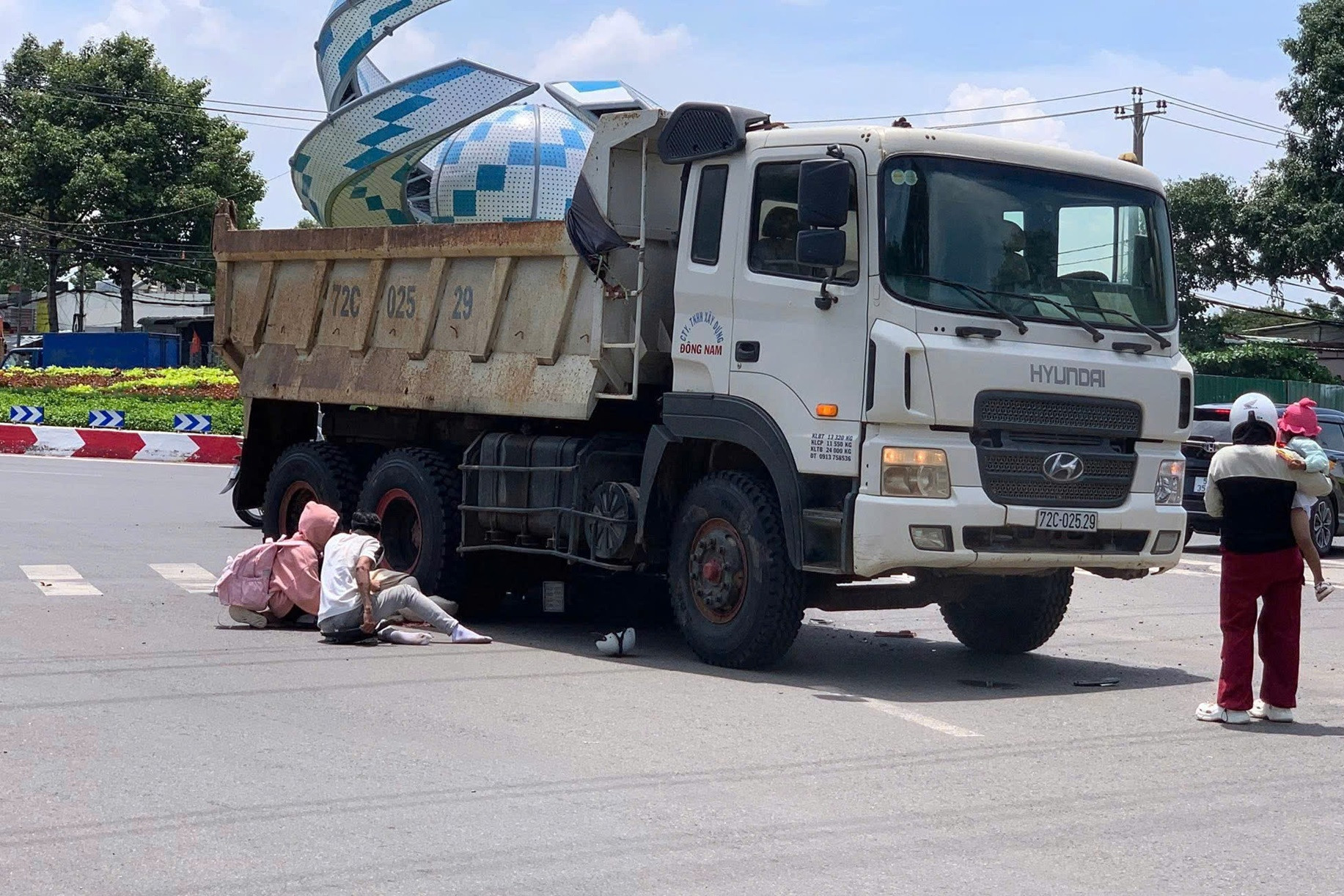 Cô gái tử vong dưới bánh xe tải, nam thanh niên gục khóc tại hiện trường