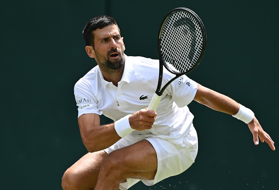 Djokovic ngược dòng vào tứ kết Wimbledon