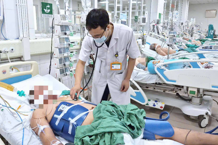 Gặp nạn trên sân thượng, người đàn ông ngưng thở, vùng kín bỏng nặng