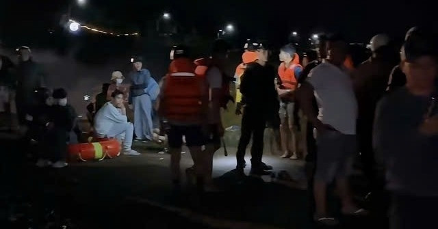 Hàng trăm người chứng kiến trục vớt thi thể 2 trẻ dưới hồ nước rộng 200 hecta