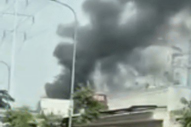 Lửa bao trùm thiêu rụi 5 phòng trọ sát đường lớn ở TPHCM