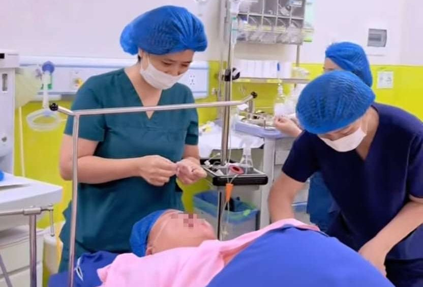 Mổ cấp cứu bắt thai cho người phụ nữ 22 tuổi nặng 120kg