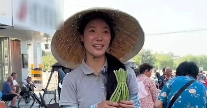 Người phụ nữ bán đậu phụ bỗng ‘nổi như cồn’, phía sau là chuyện cảm động
