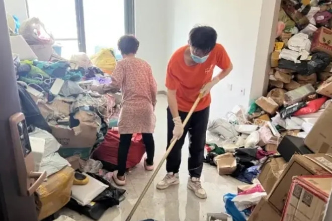 Người phụ nữ U70 chi 7 tỷ đồng mua đồ online chất kín nhà