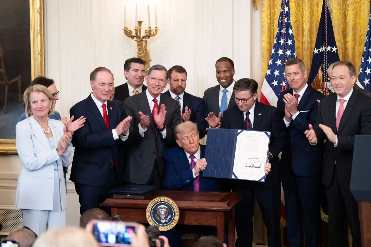 Ông Trump công bố thuế 25-40% lên 14 nước: Giá vàng vọt tăng, toàn cầu rúng động