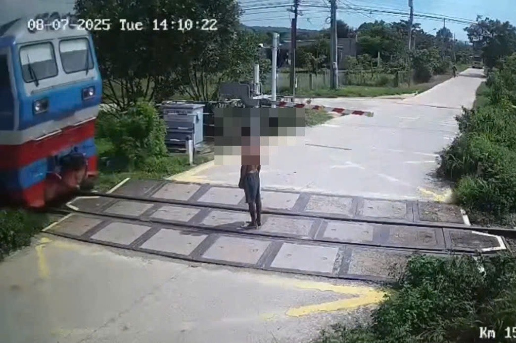 Ra giữa đường ray khi gác chắn đã hạ, người đàn ông bị tàu tông tử vong tại chỗ
