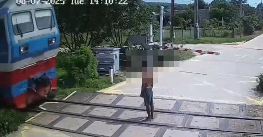 Ra giữa đường ray khi gác chắn đã hạ, người đàn ông bị tàu tông tử vong tại chỗ