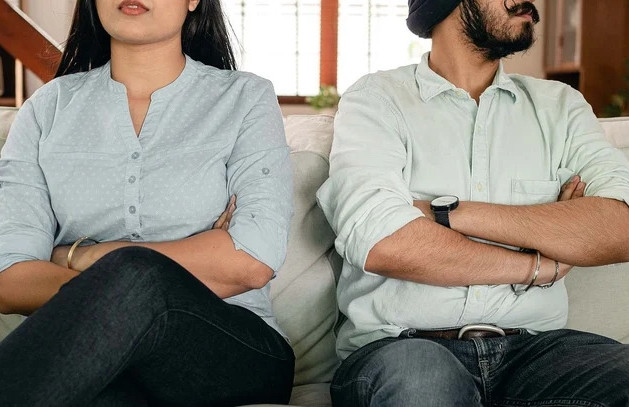 Uất ức vì mất 2 người theo dõi trên mạng xã hội, vợ gửi đơn khiếu nại chồng