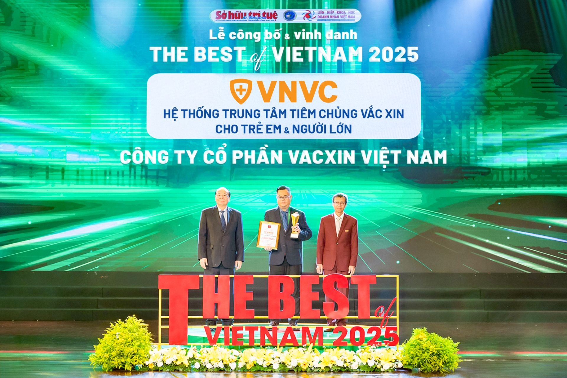 VNVC được vinh danh Hệ thống trung tâm tiêm chủng vắc xin tốt nhất Việt Nam 2025