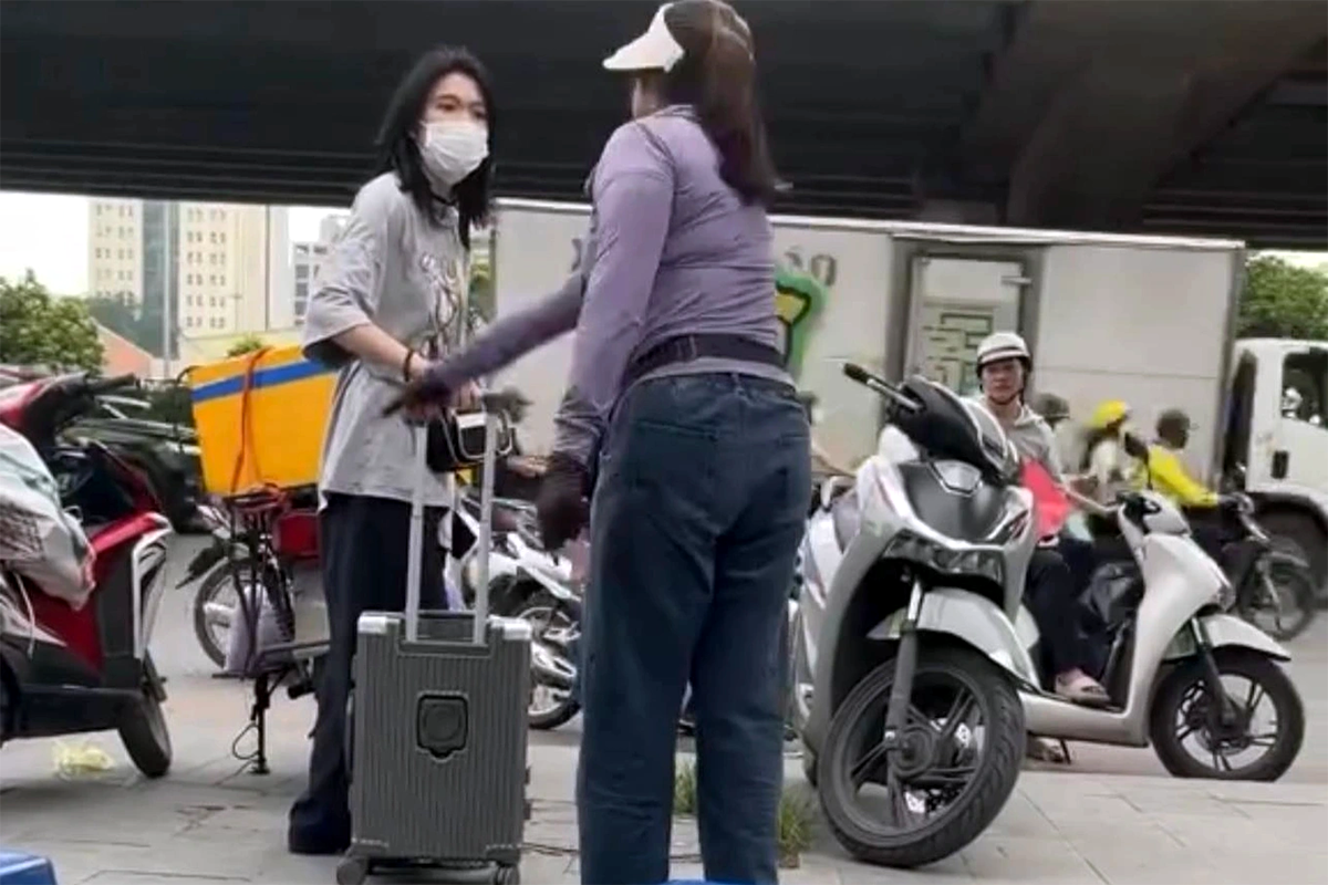 Xử phạt người bán trà đá đuổi cô gái đứng trên vỉa hè ở Hà Nội